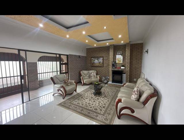 6 BEDROOM HOUSE FOR SALE IN BLACKRIDGE